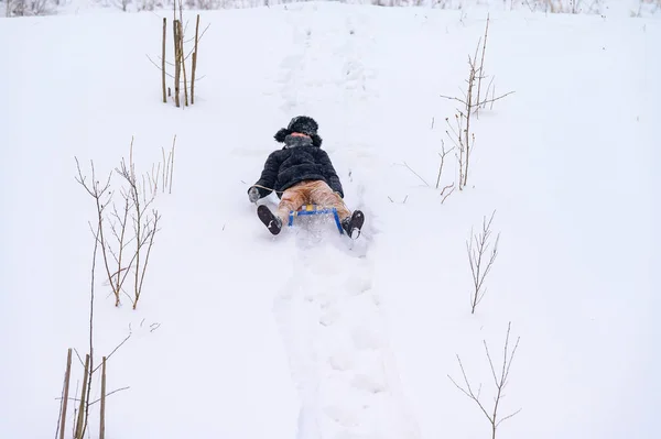Der Typ Rodelt Den Berg Hinunter Der Winter Freut Sich — Stockfoto