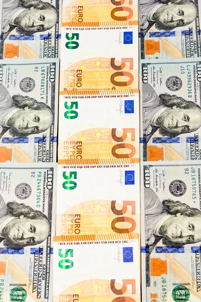 Euros 100 Dólares Encuentran Una Fila Billetes Euro Dólares Sobre — Foto de Stock