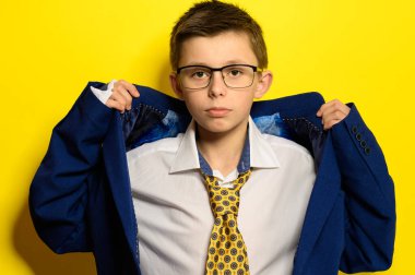 Çocuk yetişkin bir adam gibi davranıyor, yetişkin hayatı temalı bir çocuk teması. yeni