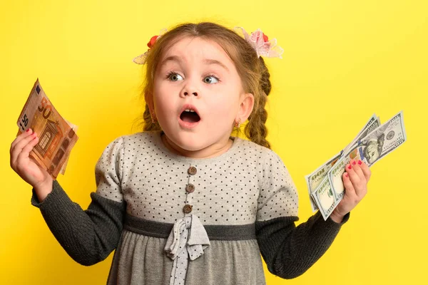 Dívka Bankovkami Rukou Žlutém Pozadí Obchodní Dítě Světovou Měnou Nový — Stock fotografie