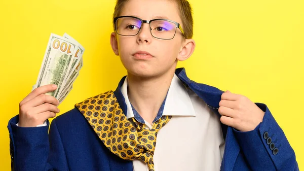 Tipo Con Gran Traje Clásico Sobre Fondo Amarillo Sostiene Una — Foto de Stock