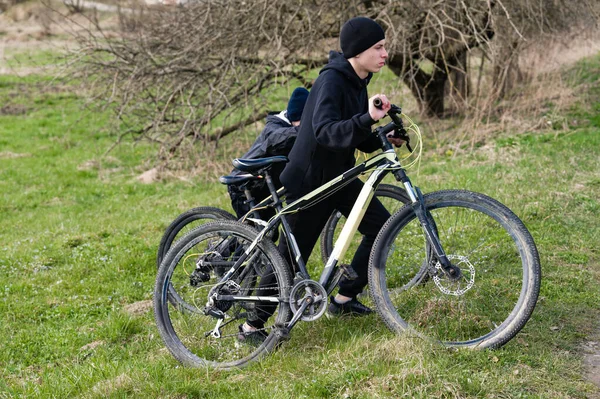 Gençler bisiklet sürerken zorluklarla karşılaşıyor. Bisikletlerini yokuş yukarı itiyorlar, kararlılıklarını ve takım çalışmalarını doğal bir ortamda sergiliyorlar. Çimenli arazi maceraya ekleniyor..