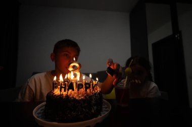 Neşeli bir doğum günü kutlaması bir çocuğun mumlarla kaplı bir pastaya bakışıyla başlar. Bu sırada yakınlardaki bir arkadaş heyecanını paylaşır ve çocukluk sevincinin özünü yakalar..