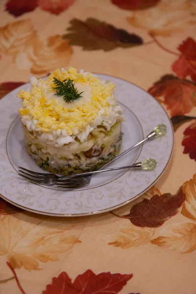 Готовое домашнее блюдо: салат из гороха, кантерелей, яблок и картофеля, приправленный майонезом - латвийская кухня, фото еды — стоковое фото