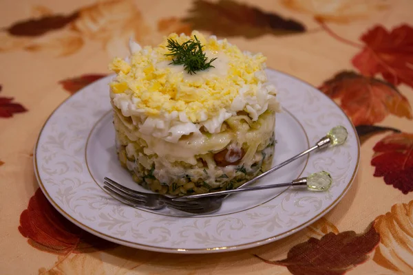 Готовое домашнее блюдо: салат из гороха, кантерелей, яблок и картофеля, приправленный майонезом - латвийская кухня, фото еды — стоковое фото