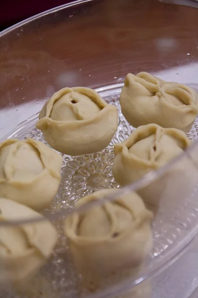 Plato casero preparado al vapor: manti con calabaza - cocina moderna, foto de la comida —  Fotos de Stock