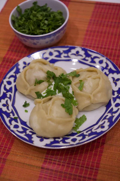 Plato casero preparado al vapor: manti con calabaza - cocina moderna, foto de la comida —  Fotos de Stock