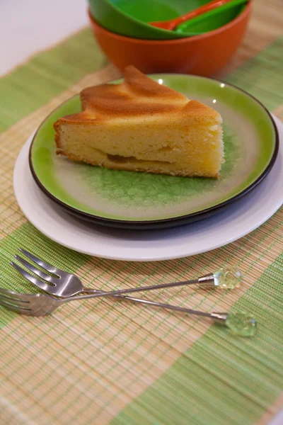 Готовое домашнее сладкое блюдо: апельсиновый пирог с манной кашей - современная кухня, фото еды — стоковое фото