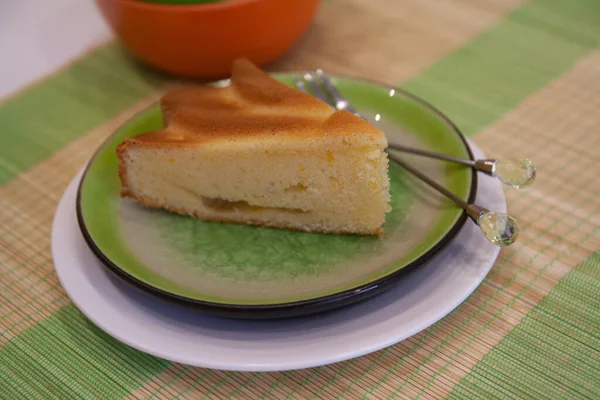 Prato Doce Caseiro Pronto Torta Laranja Com Sêmola Cozinha Moderna — Fotografia de Stock