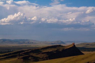 Yüksek sonbahar tepeleri ve dağlar, bulutlu sisli ufuk - yatay manzara fotoğrafçılığı