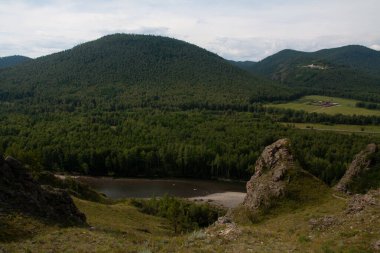 Nehir ve gökyüzü olan dağ manzarası - Hakassia Cumhuriyeti 'nin fotoğrafında Şaman' ın doğal izleri.