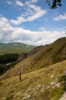 Nehir ve gökyüzü olan dağ manzarası - Hakassia Cumhuriyeti 'nin fotoğrafında Şaman' ın doğal izleri.