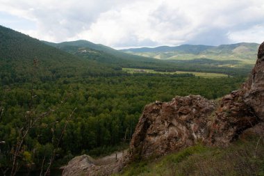 Nehir ve gökyüzü olan dağ manzarası - Hakassia Cumhuriyeti 'nin fotoğrafında Şaman' ın doğal izleri.