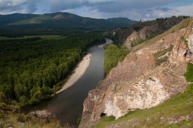 Nehir ve gökyüzü olan dağ manzarası - Hakassia Cumhuriyeti 'nin fotoğrafında Şaman' ın doğal izleri.