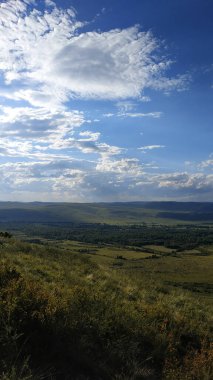 Yüksek sonbahar tepeleri ve dağlar, bulutlu sisli ufuk - yatay manzara fotoğrafçılığı
