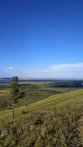 Hoge Herfstheuvels Bergen Mistige Horizon Met Wolken Horizontale Landschapsfotografie — Stockfoto