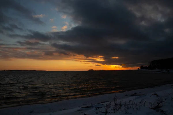 海のオレンジ色の黄色 悲観的な黒い紫色の雲の明るい冬の夕日 海岸砂サーフィン雪の波の反射の写真 — ストック写真