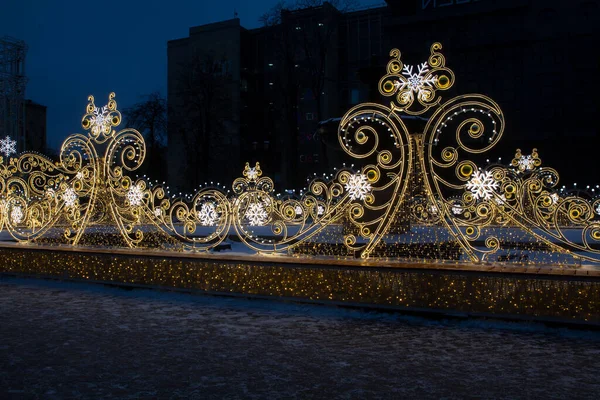 Illuminazione di notte di decorazione di parco di città, riccioli ornamento incandescente di anno nuovo festivo - fotografie di strade Di Mosca — Foto Stock