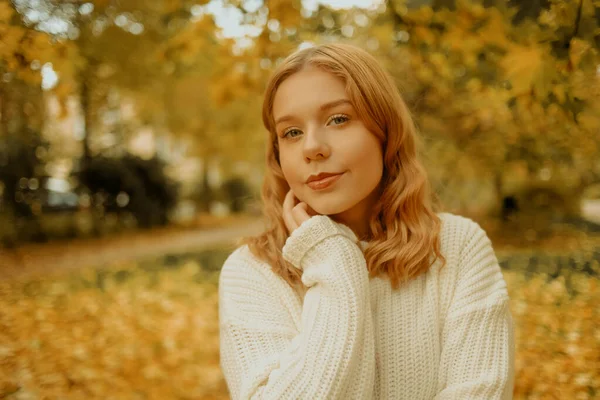 Vrouw Het Herfstpark Meisje Tiener Een Achtergrond Van Herfstbladeren Fashion — Stockfoto