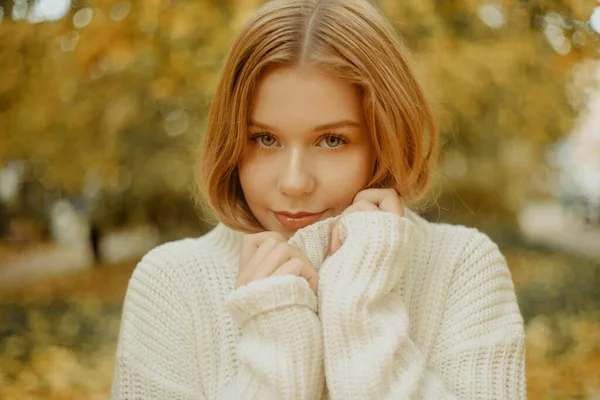 Foto Retrato Uma Menina Uma Camisola Branca Loira Segura Pescoço — Fotografia de Stock