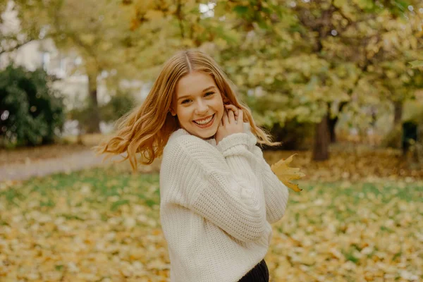 Ein Teenager Rennt Den Park Und Lacht Der Herbst Ist — Stockfoto