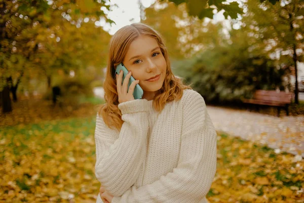 Teenager Herbstpark Telefoniert Ein Schönes Mädchen Ruft Ihr Handy Und — Stockfoto
