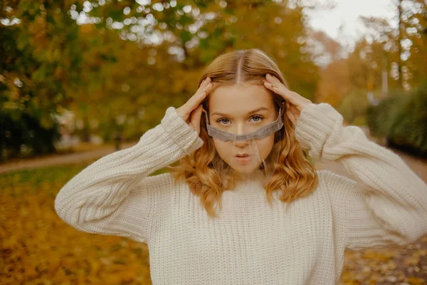 Menina Bonita Parque Outono Uma Mulher Com Uma Máscara Transparente — Fotografia de Stock