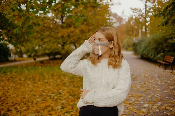 Schöne Mädchen Herbst Park Eine Frau Mit Durchsichtiger Maske Geht — Stockfoto