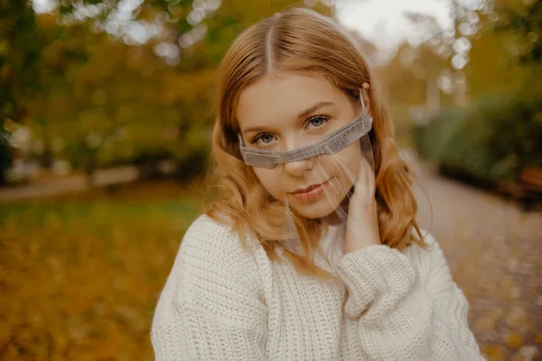 Menina Bonita Parque Outono Uma Mulher Com Uma Máscara Transparente — Fotografia de Stock