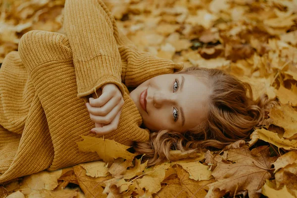 Belle Fille Trouve Dans Parc Automne Adolescent Pull Jaune Sur — Photo