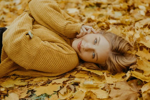 Belle Fille Trouve Dans Parc Automne Adolescent Pull Jaune Sur — Photo