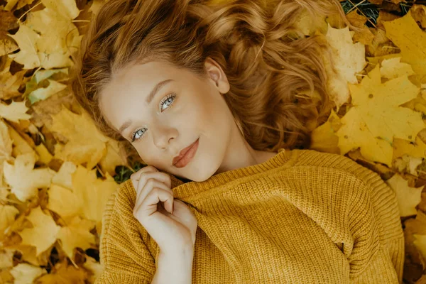 Menina Bonita Encontra Parque Outono Adolescente Uma Camisola Amarela Fundo — Fotografia de Stock