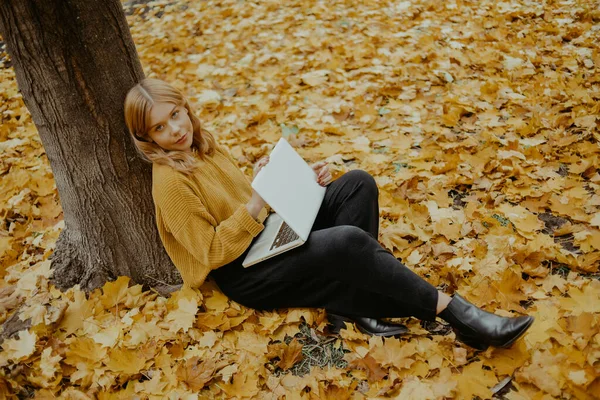 Une Belle Adolescente Est Assise Dans Parc Automne Avec Ordinateur — Photo