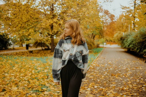 Het Meisje Loopt Het Herfstpark Mooi Blondje Kijkt Camera Tiener — Stockfoto