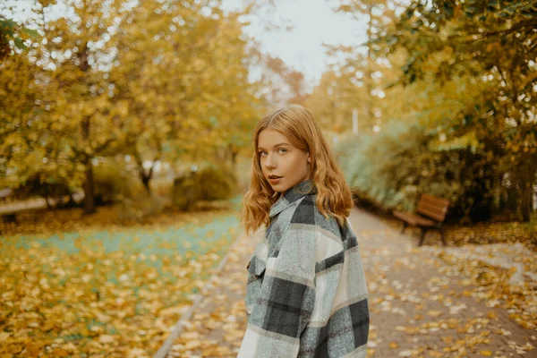 Het Meisje Loopt Het Herfstpark Mooi Blondje Kijkt Camera Tiener — Stockfoto