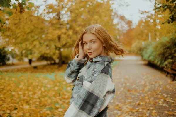 Het Meisje Loopt Het Herfstpark Mooi Blond Kijkt Naar Camera — Stockfoto