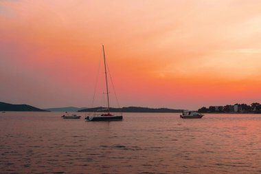 Hırvatistan 'da günbatımı. Akşam şehri Vodice. Güneş denize batıyor..