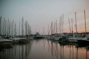 sandal, kayık, yat, tatil, sokak, deniz, şehir, vodice, ev, yaz, rıhtım, deniz, gökyüzü, tatil, gün, Avrupa, mimari, tarihi, kasaba, eski, yürüyüş yolu, tarih, su, tekne, Hırvat, marina, geleneksel, mavi, okyanus, gezinti, deniz kenarı, liman