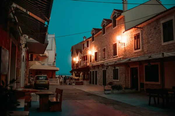 Hırvatistan Vodice Şehrinin Gece Sokakları Turizm Şehir Merkezi — Stok fotoğraf