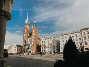 22.10.2020 Krakow Polonya. Krakow Polonya. St. Mary Kilisesi Eski Kasaba, Krakow 'un mimarisinin doğal canlı fotoğrafı. Seyahat