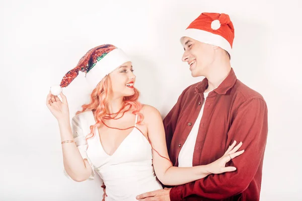 배경에 모자쓴 커플이요 여자와 남자는 있어요 받아요 크리스마스 아름다운 드레스를 — 스톡 사진