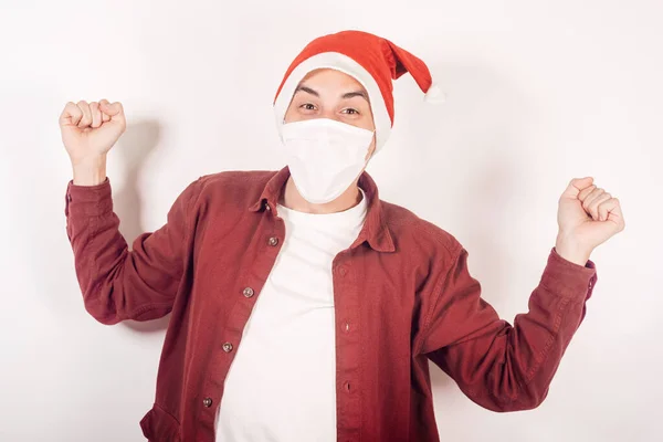 Noel Baba Şapkalı Maskeli Adam Mutlu Yeni Yıl Noel Tatiller — Stok fotoğraf