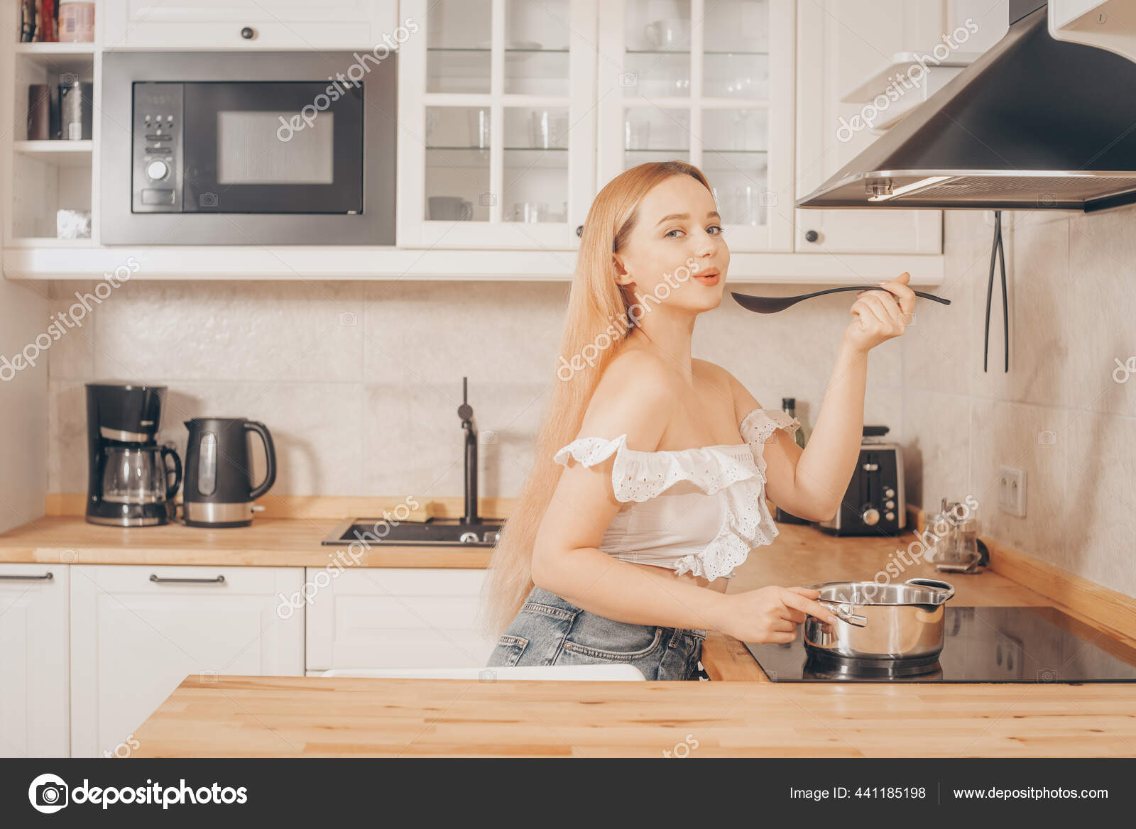 Зрелая блондинка на кухне