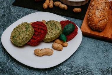 Nohut, pancar kökü, fasulye fesleğeni ve fıstıklı vejetaryen pirzolası. Vejetaryenler için sağlıklı yiyecekler, sağlıklı yiyecekler, menüler. Yemek teslimatında restoran yemeği..