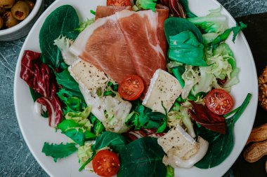 Otlu salata, vişneli domates, camembert ve prosciutto, ıspanak ve marul. Sağlıklı yemek, kahvaltı ya da öğle yemeği, diyet yemeği ve dengeli yemekler..