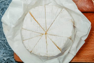 Arka planda bir sürü yemek ve tabak var. Et tabağı ve peynirli peynirli baget. Prosciutto ile salata. Zeytin. Mantarlı ve baharatlı mükemmel sahanda yumurta. Vejetaryen sebze pirzolası ve fıstık. Çatal. Yemek teslimatı.