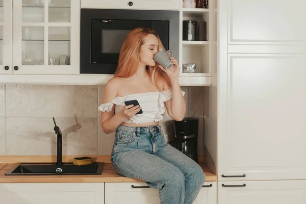 Die Frau Sitzt Hause Der Küche Ein Mädchen Mit Guter — Stockfoto