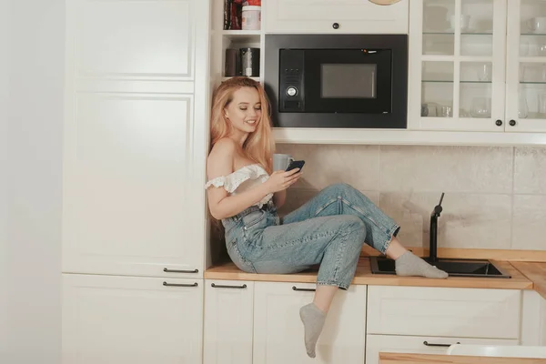 Die Frau Sitzt Hause Der Küche Ein Mädchen Mit Einer — Stockfoto