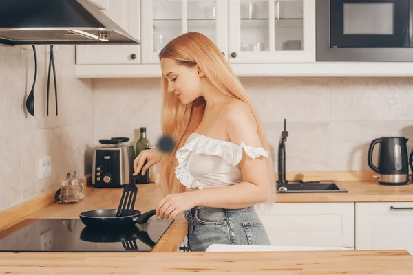 Menina Bonita Prepara Comida Fogão Indução Uma Mulher Prepara Pequeno — Fotografia de Stock