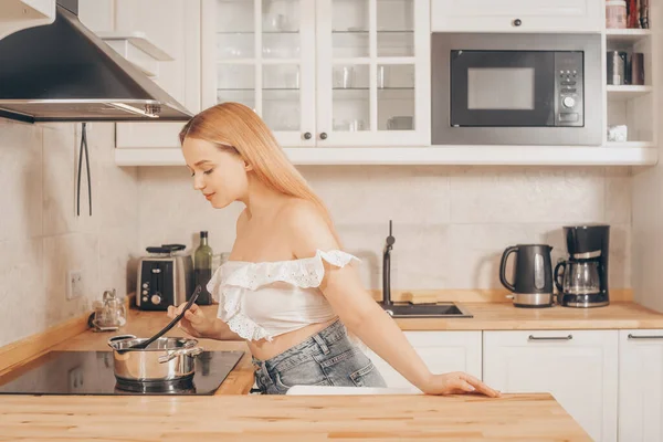 Menina Bonita Prepara Comida Fogão Indução Uma Mulher Cozinha Sopa — Fotografia de Stock